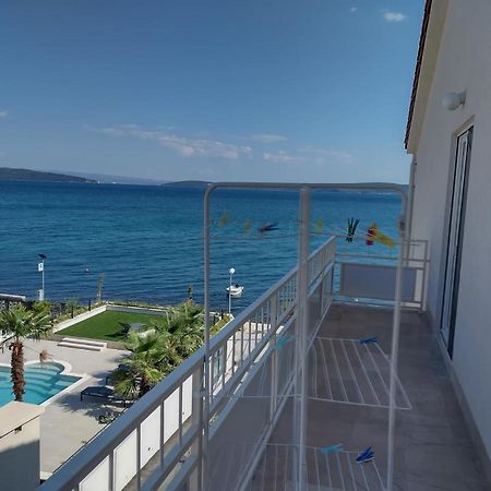 Apartman Figaro Pogled Od Milijun Dolara, 2 Tusa, 2 Wc Kaštela Esterno foto