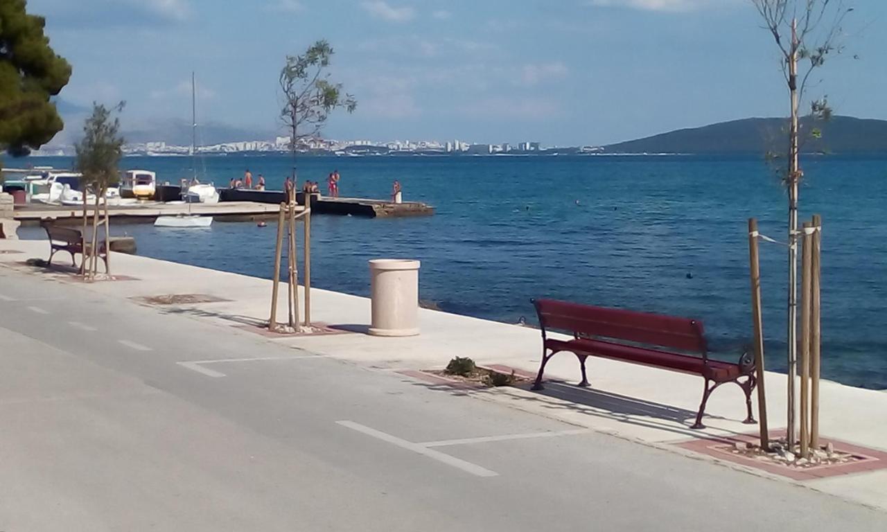 Apartman Figaro Pogled Od Milijun Dolara, 2 Tusa, 2 Wc Kaštela Esterno foto