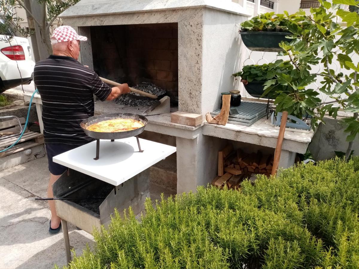 Apartman Figaro Pogled Od Milijun Dolara, 2 Tusa, 2 Wc Kaštela Camera foto