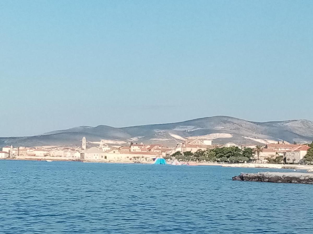 Apartman Figaro Pogled Od Milijun Dolara, 2 Tusa, 2 Wc Kaštela Esterno foto