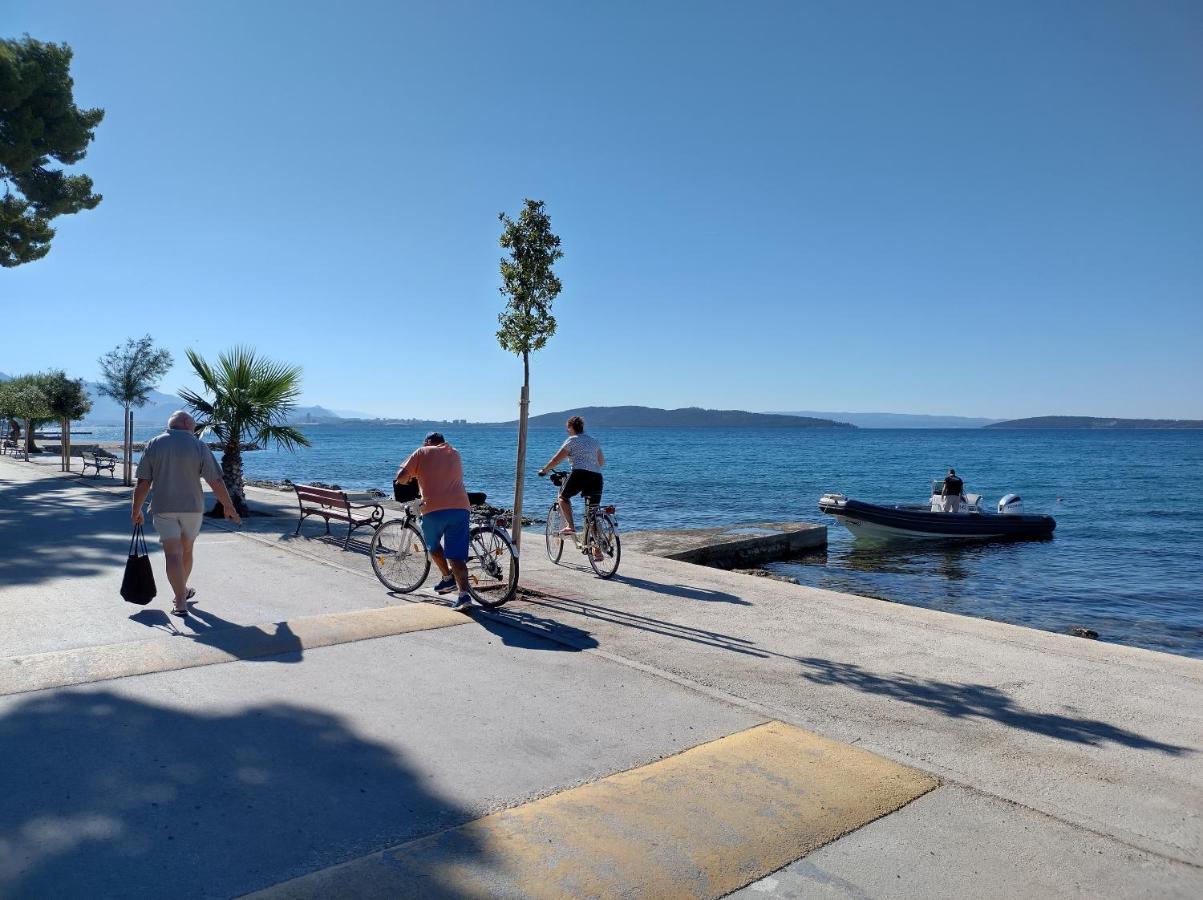 Apartman Figaro Pogled Od Milijun Dolara, 2 Tusa, 2 Wc Kaštela Camera foto