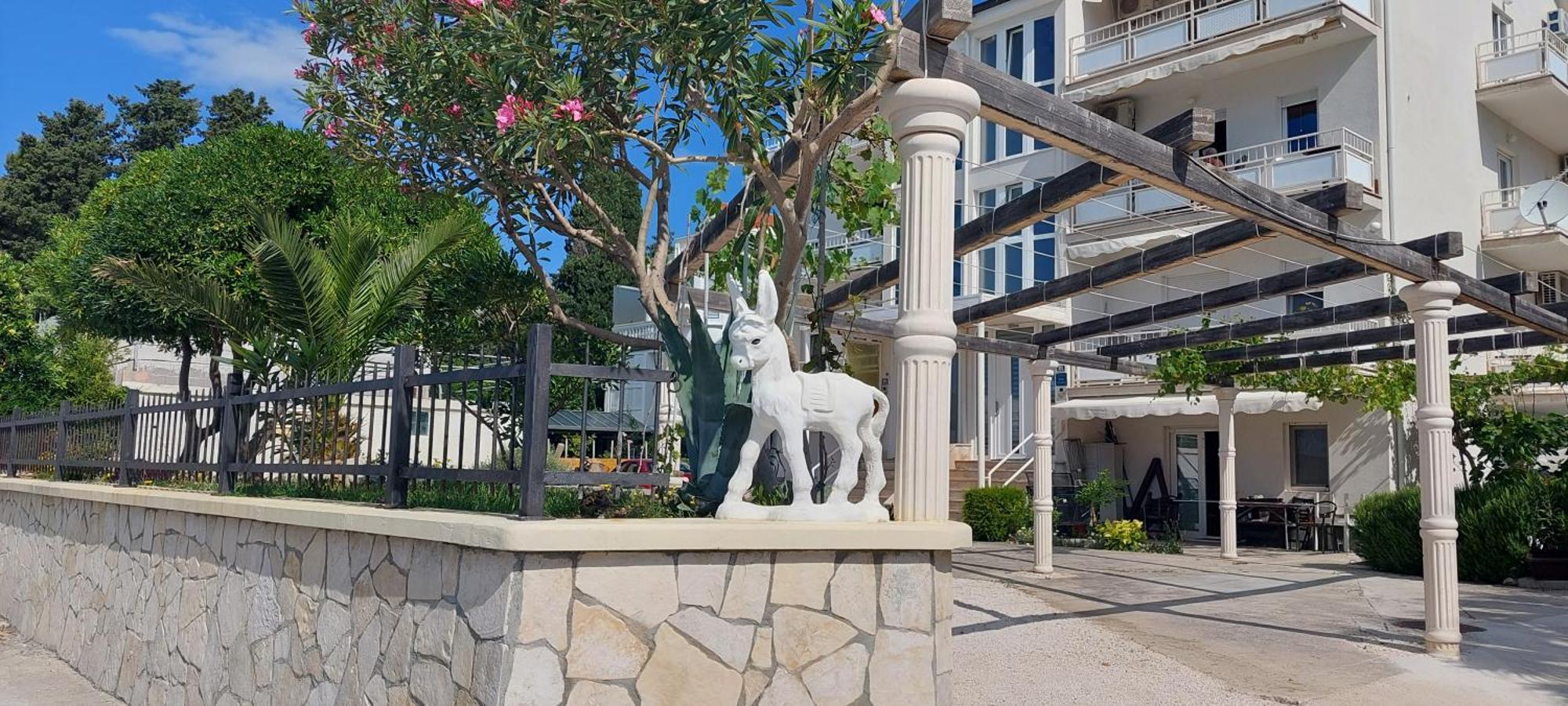 Apartman Figaro Pogled Od Milijun Dolara, 2 Tusa, 2 Wc Kaštela Esterno foto